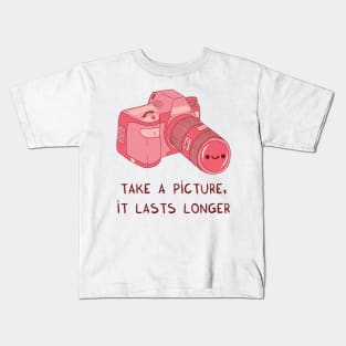 Take a picture, it lasts longer (pink) Kids T-Shirt